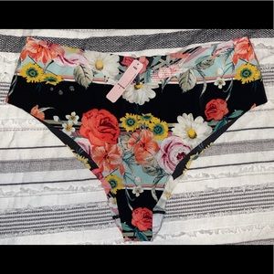 COPY - NWT Victoria’s Secret Seamless Panties Lot size L